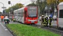 Person unter KVB Bahn Koeln Lindenthal Aachenerstr Universitaetstr P05